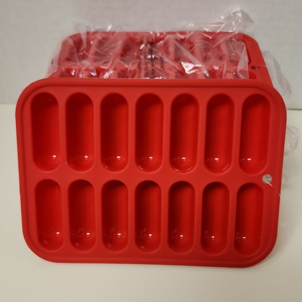 The bundle includes 6 trays.Each tray has 14 ice cube cavitiesDimensions (Over